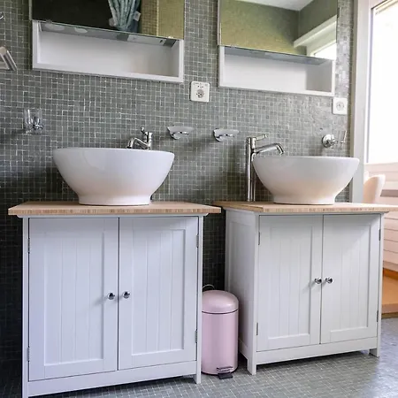 Apartament Luxury With Terrace And Garden Free Parking Smart Tv Etc